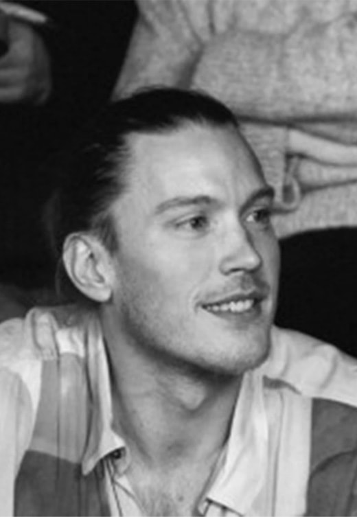 Som yrkesverksam musiker och kompositör har jag alltid haft en förkärlek för lyrik och dess starka koppling till rytm och toner. Lekfull och allvarsam, barnslig och uppriktig, drömmande och pragmatisk är några av de paradoxer som kännetecknar mig. Det var dock inte förrän år 2021 som jag, fylld av bubblande inspiration efter att ha blivit farbror för första gången, upptäckte att dessa paradoxer faktiskt kan samarbeta. Resultatet blev en samling visor som tolkas som poesi, musik och illustrationer i min debutbok ”Stora Visor Om Små Väsen”.