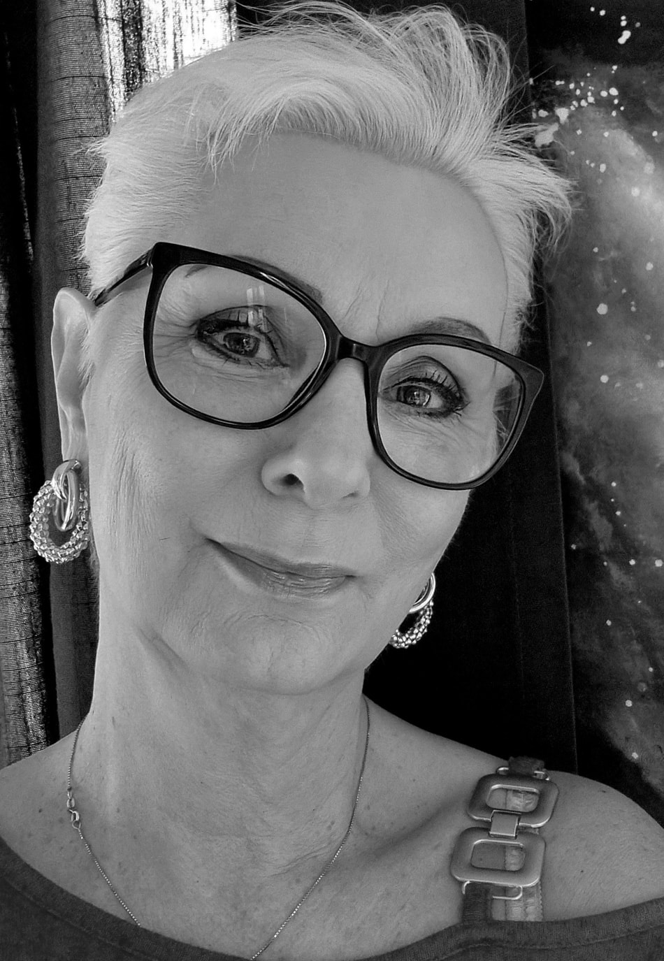 Tack
Tack till min älskade familj,
för att ni osvikligt tror på mig och mitt författarskap.
Tack särskilt för er tilltro de perioder när jag själv tvivlar.
Tack till Martin och Daniel på Vibery Group,
för att ni förstod min intention, för att ni tyckte om min skrivstil
och inte tvekade att ge ut boken.
Tack till Åsa, för de redaktionella förslag som förhöjde texten ytterligare.
Tack till övriga på Vibery Group som bistått i att förverkliga sagan – både som fysisk bok, ljudbok och e-bok.
Tack till varje läsare,
det är för er jag skriver och det är ni som motiverar mig att
fortsätta berätta.
Dessutom vill jag tacka mig själv,
för att jag inte gav upp och inte kommer att ge upp det som ger mig så mycket mening i livet.
Att skriva.
Hannah Carin