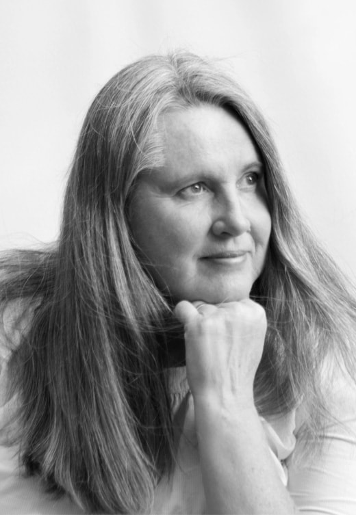 Vad roligt med satsning på ny webbsida! Så tacksam för båda mina ljudböcker hos Vibery så verkligen roligt om de exponeras mer!
Sänder här författarfoto. Du får höra av dig om du även vill att jag skickar bilder på mina två böcker. Dels "Du har alltid haft mig" samt även "Ensamma hjärtan och vilsna själar" som jag skrev tillsammans med Anethe Bergendahl.